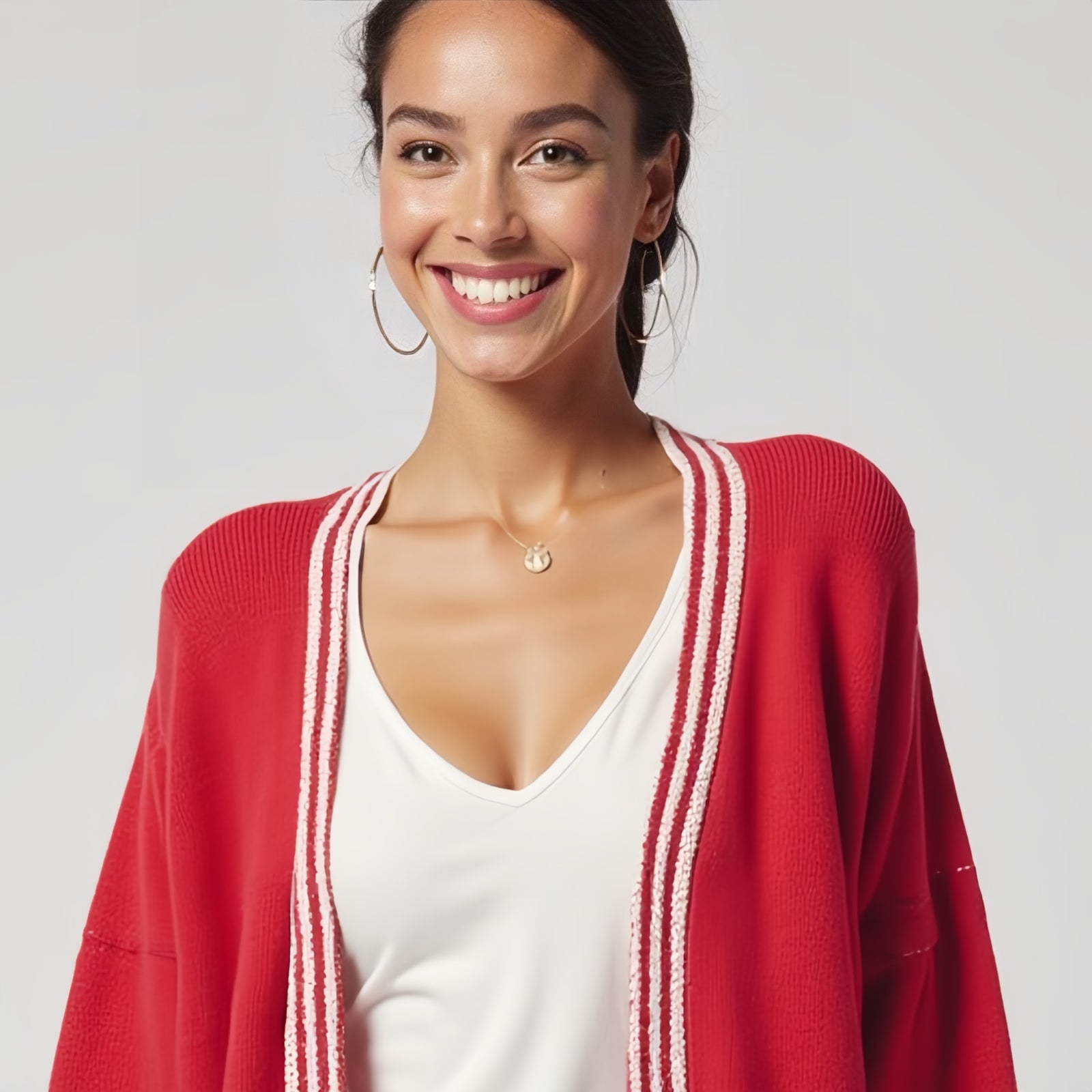 Cardigan Rosso con Dettagli Bianchi a Righe - Stile Classico e Comfort Versatile