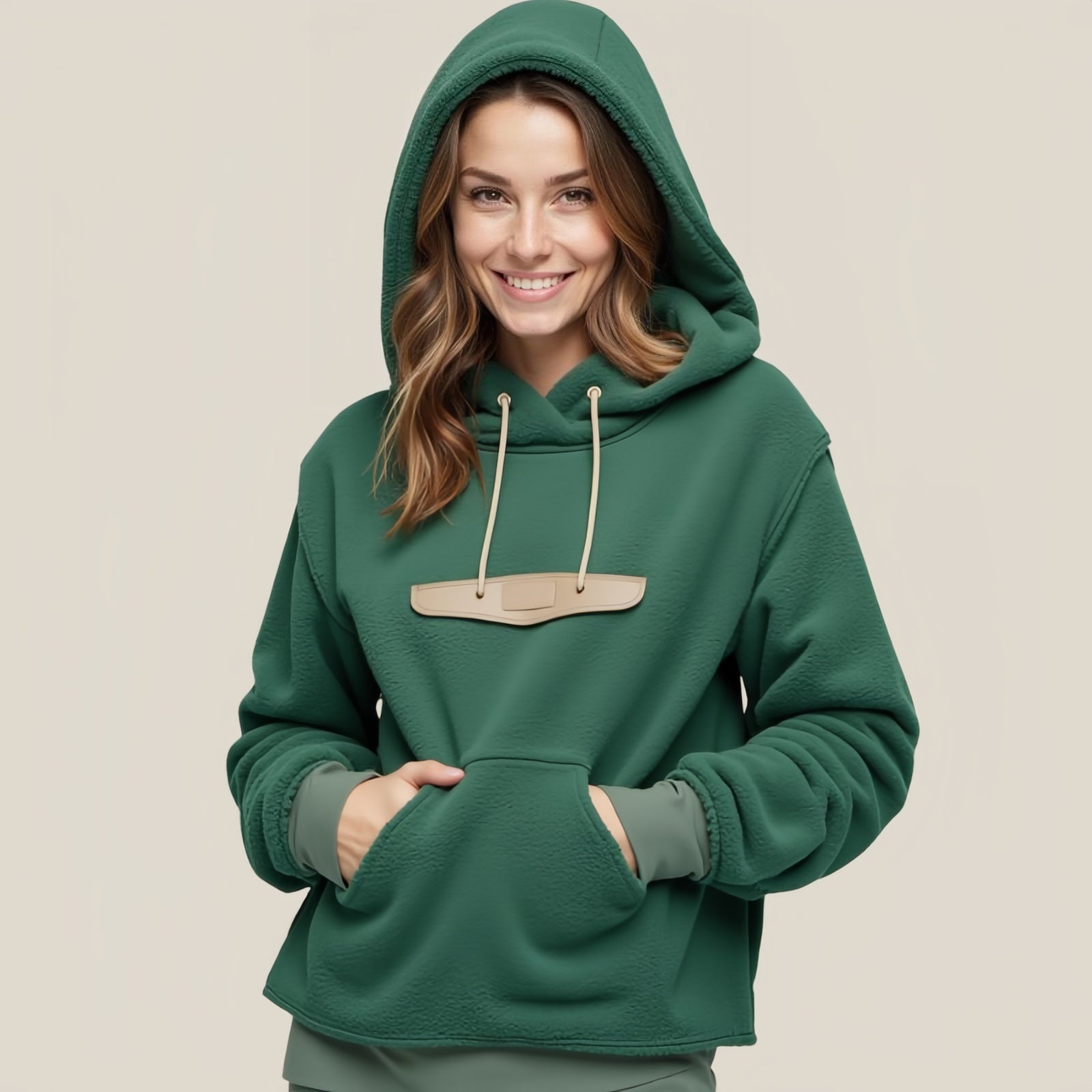 Olive Logo – Felpa con Cappuccio Verde con Patch Ricamato Beige e Tasche Kangaroo