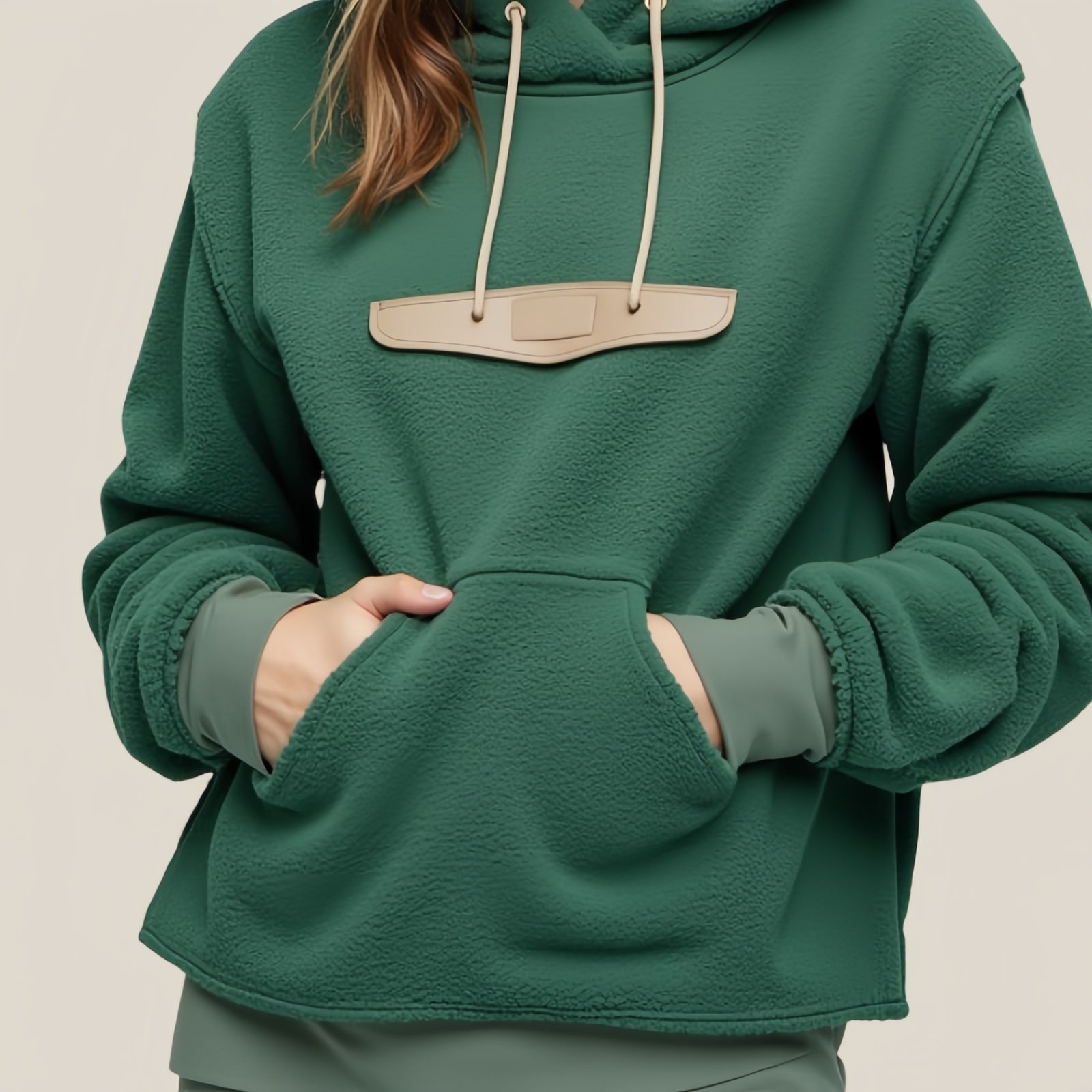 Olive Logo – Felpa con Cappuccio Verde con Patch Ricamato Beige e Tasche Kangaroo
