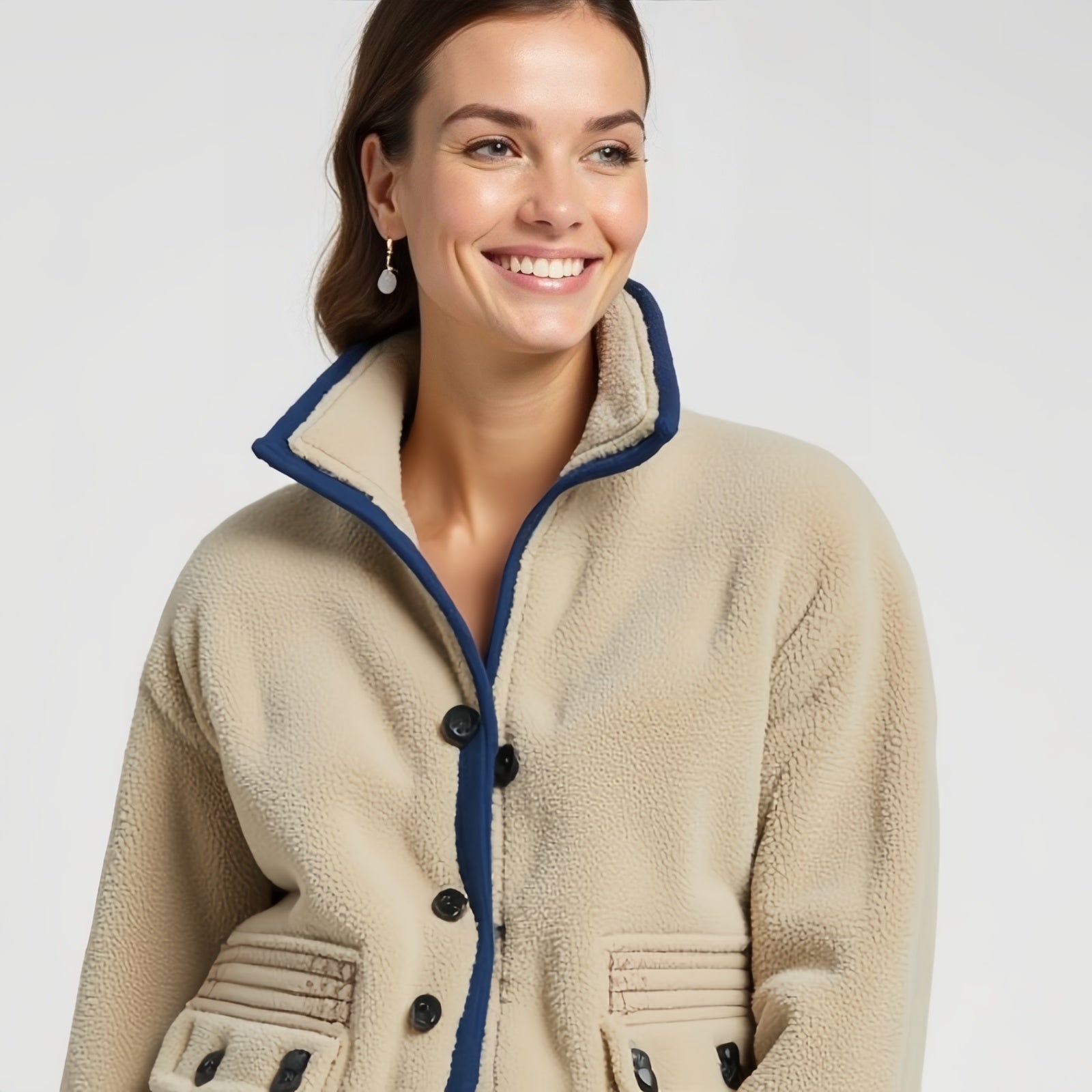 Sand Ridge – Giacca Beige in Pile con Dettagli Blu e Tasche a Patta