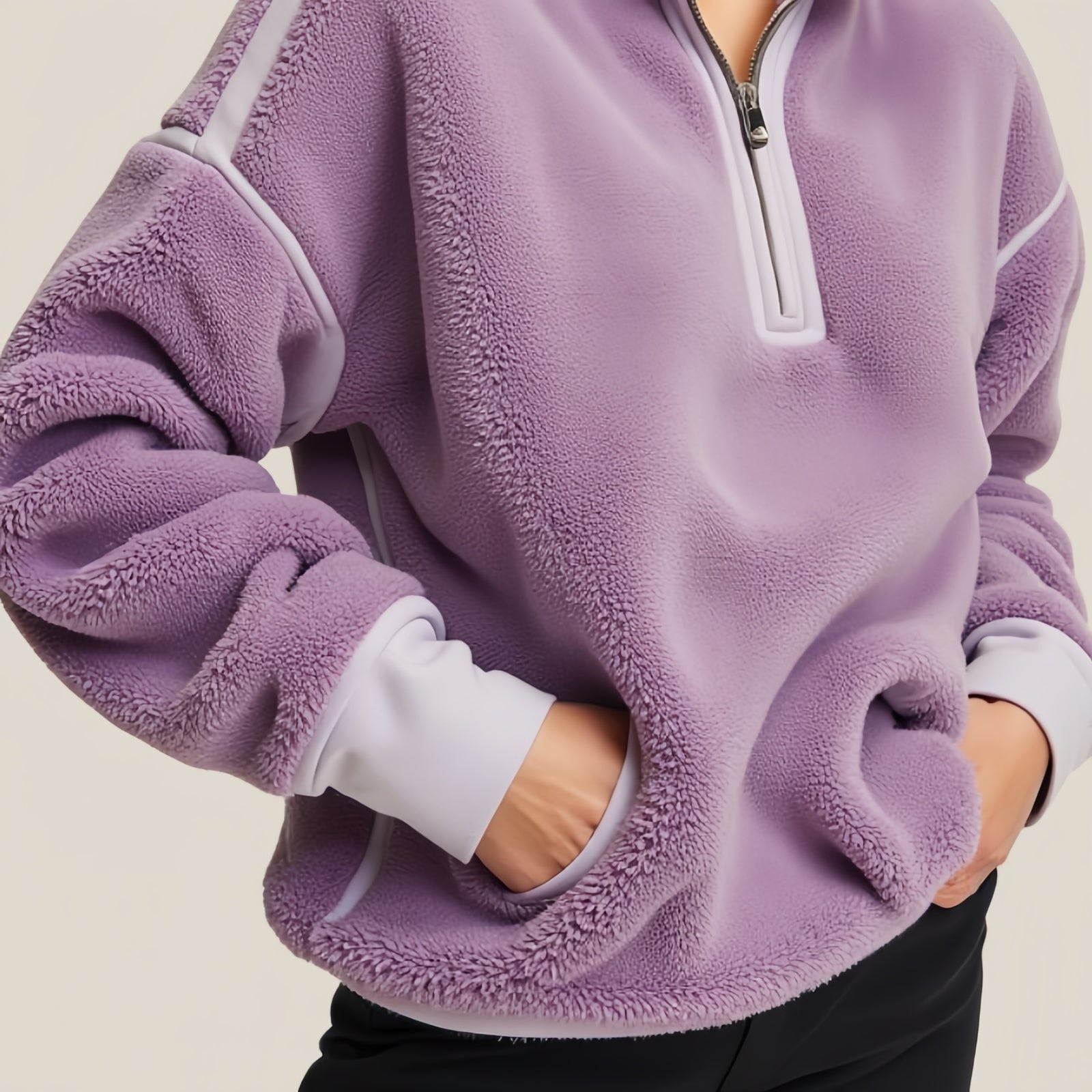 Violet Crest – Pullover Fleece Viola con Zip a Mezza Lunghezza e Dettagli Bianchi