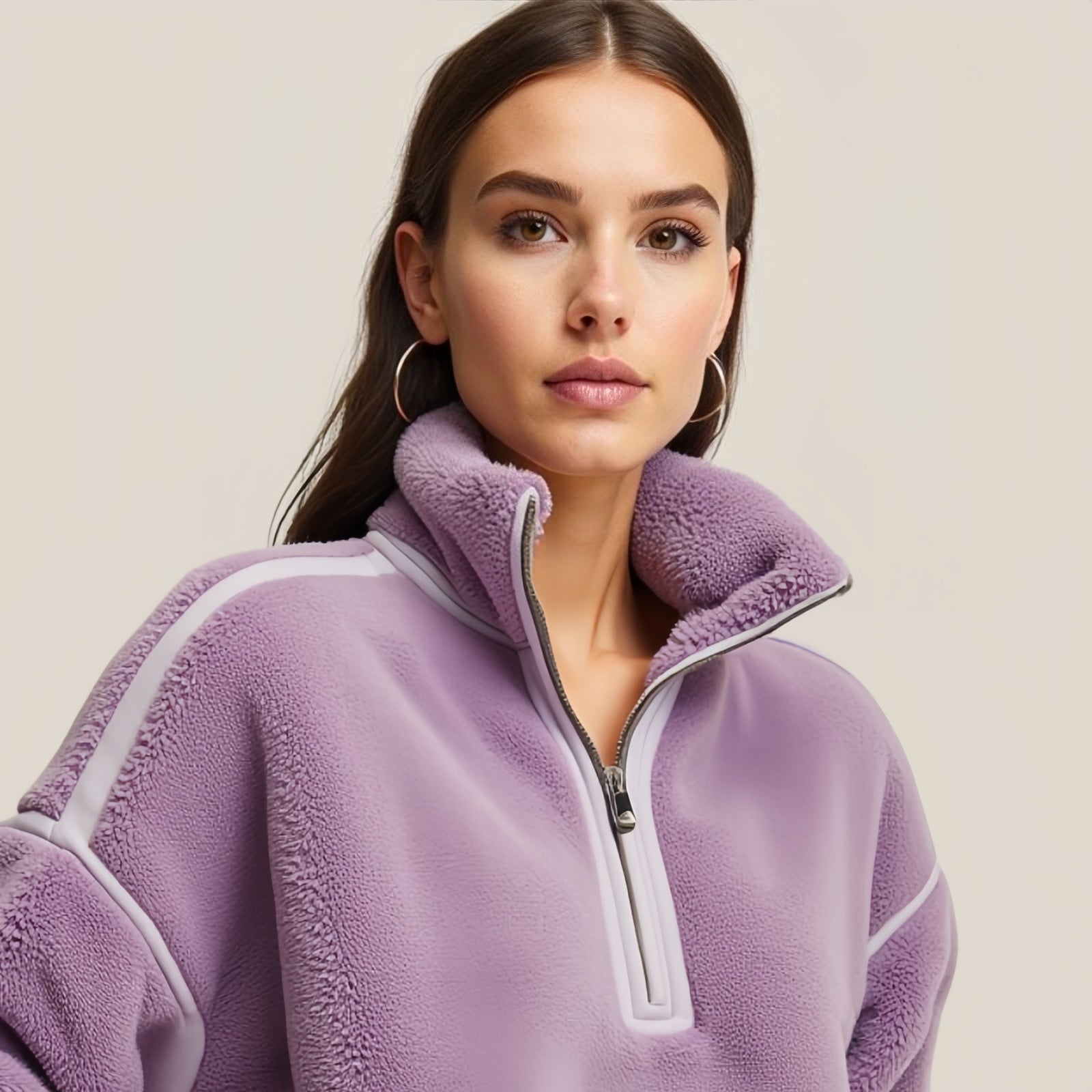 Violet Crest – Pullover Fleece Viola con Zip a Mezza Lunghezza e Dettagli Bianchi