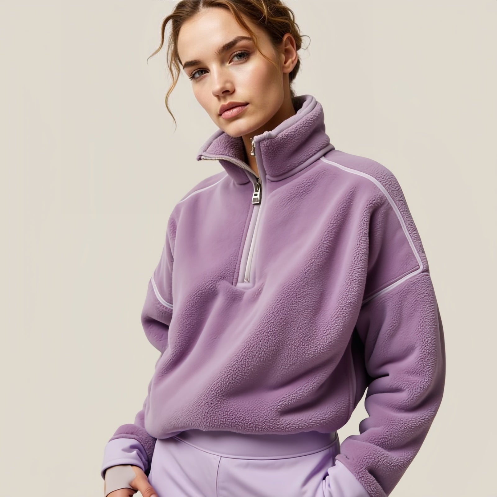 Violet Crest – Pullover Fleece Viola con Zip a Mezza Lunghezza e Dettagli Bianchi