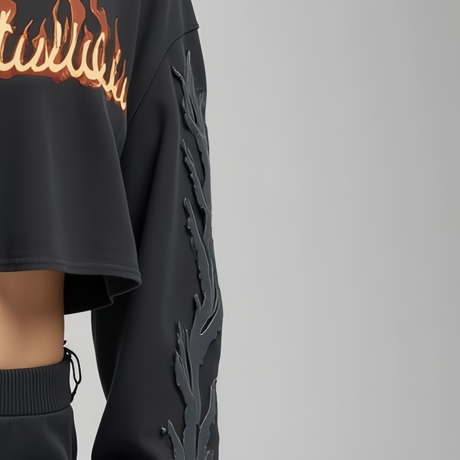 Inferno Crop Hoodie – Felpa Nera con Fiamme Arancioni e Gialle su Petto e Maniche