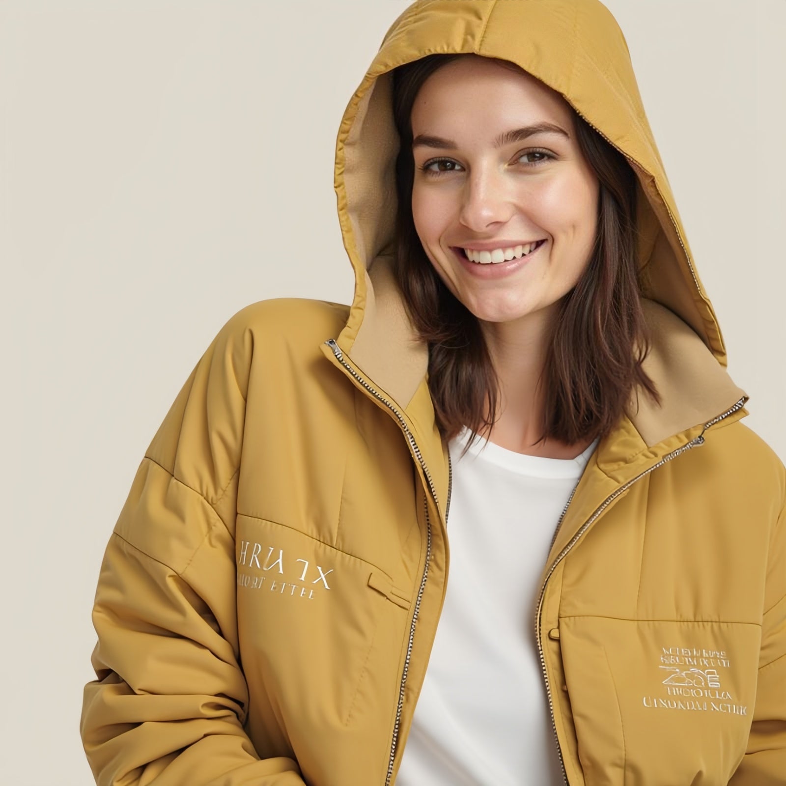 Nomad Heritage Fleece – Giacca Tecnica Giallo Ocra con Cappuccio e Ricami Tipici
