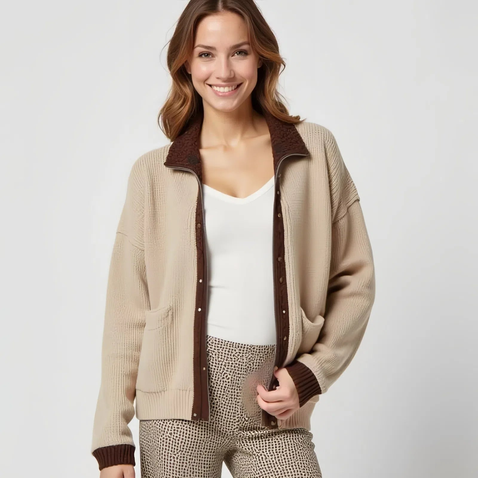 Cardigan Rosso con Dettagli Bianchi a Righe - Stile Classico e Comfort Versatile