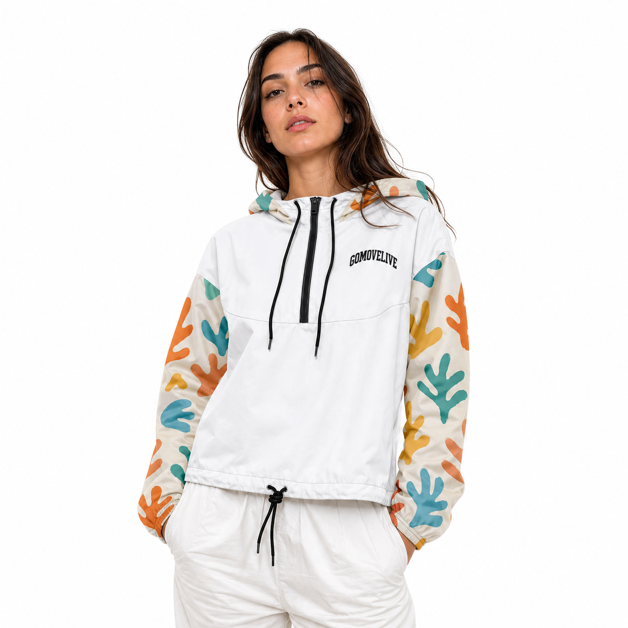 Freedom and style against the wind – The women's short windbreaker for every adventure