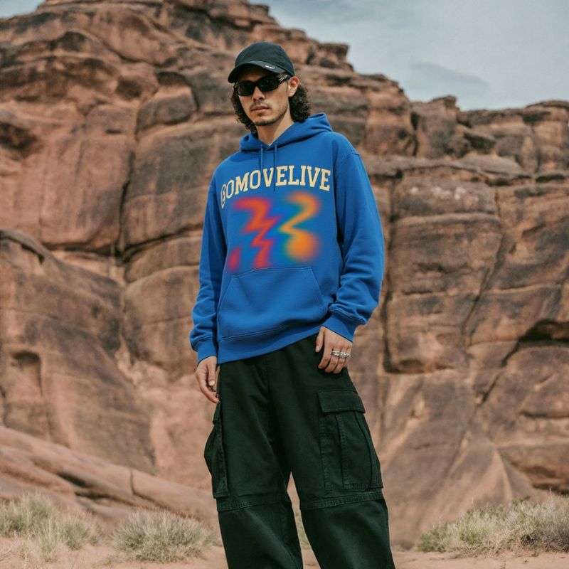 Urban Vibes – Felpa grigia con energia cromatica e logo GOMOVELIVE