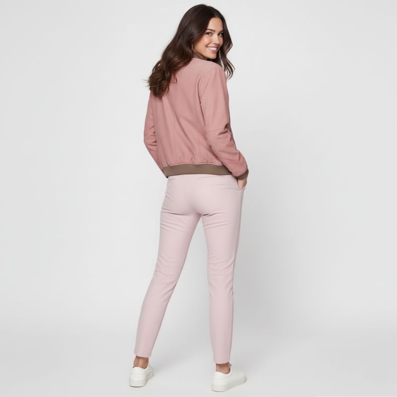 Stile Iconico, Comfort Versatile: La Bomber Rosa Rivisitata