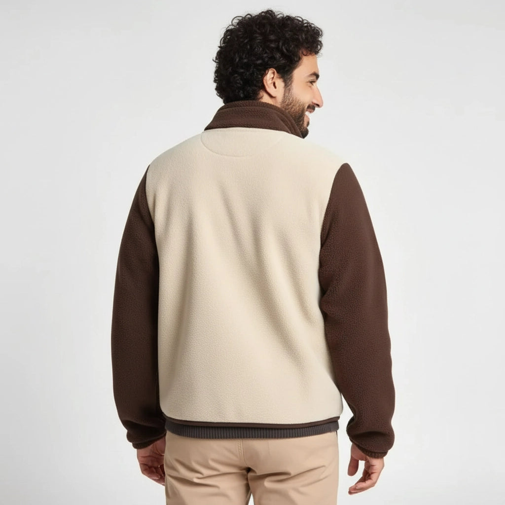 Stile Outdoor Autentico: La Giacca in Pile "Mountain Duo"