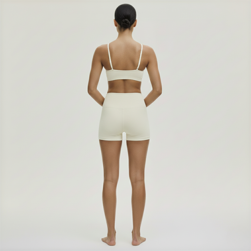 Bare Flow – Coordinato tecnico minimal per corpo e movimento