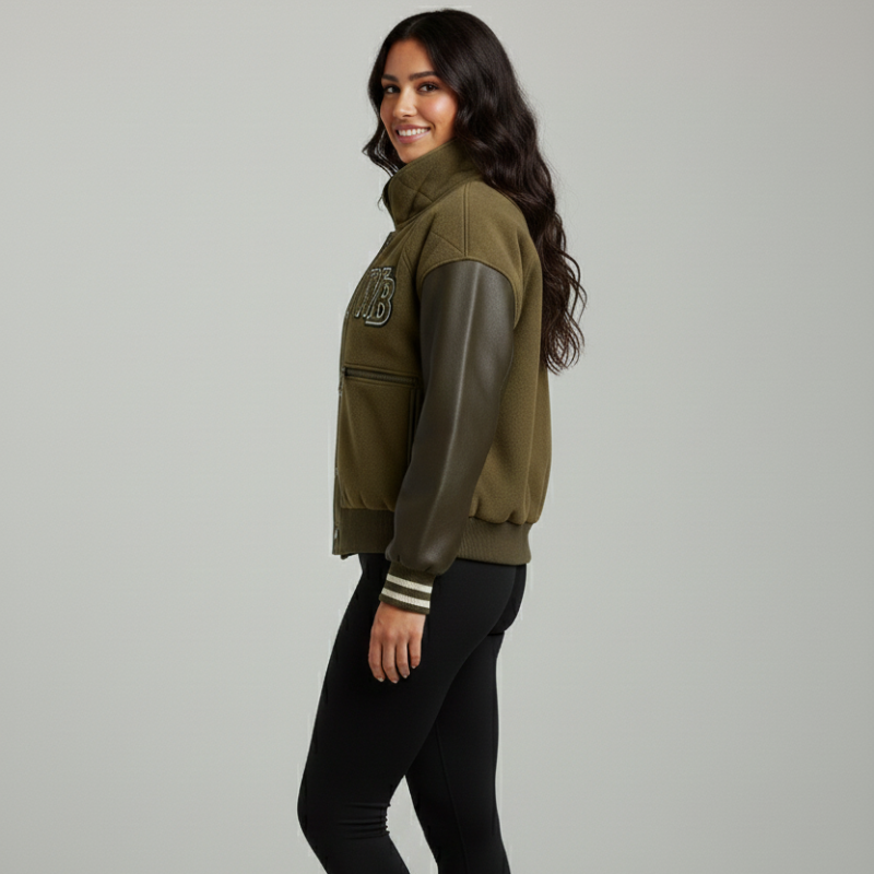 “Gridline WB” – Varsity strutturato con corpo testurizzato e maniche in pelle premium