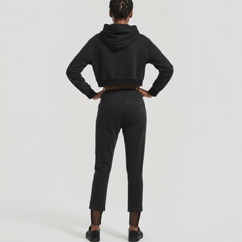 Shadow Flow – Set Sportivo Nero con Grafica Iconica