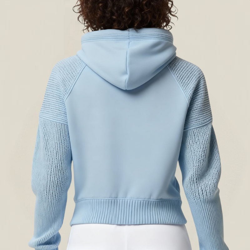 Adoptez le confort : le sweat-shirt court en maille bleu clair