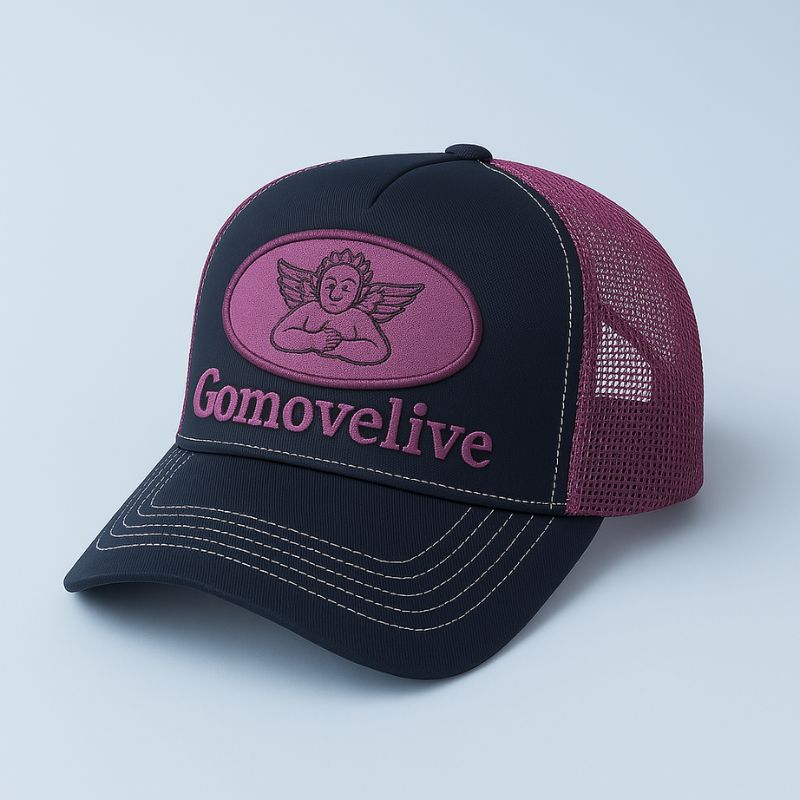 Linea angelica – cappellino trucker nero e bordeaux con patch cherubino