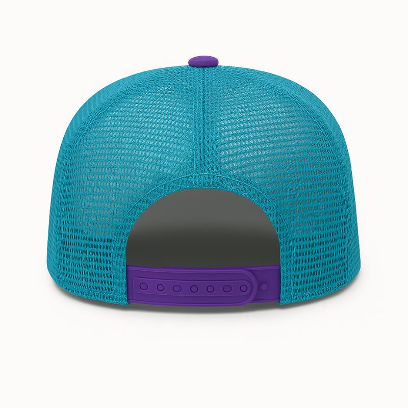 Volo creativo – cappellino trucker teal e viola con patch ape