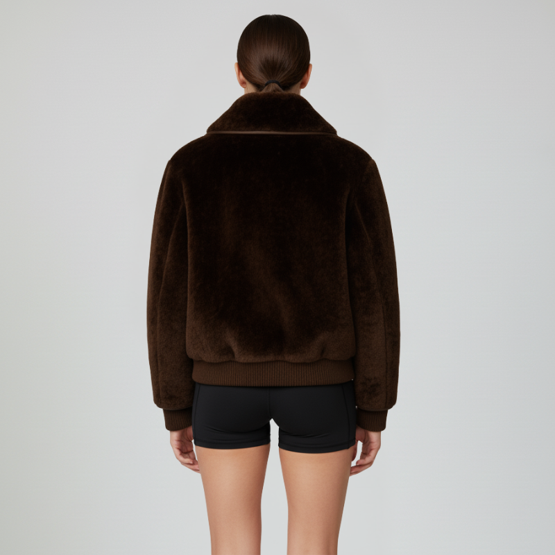"Notte Fondente" – Bomber in peluche per attività ed eleganza