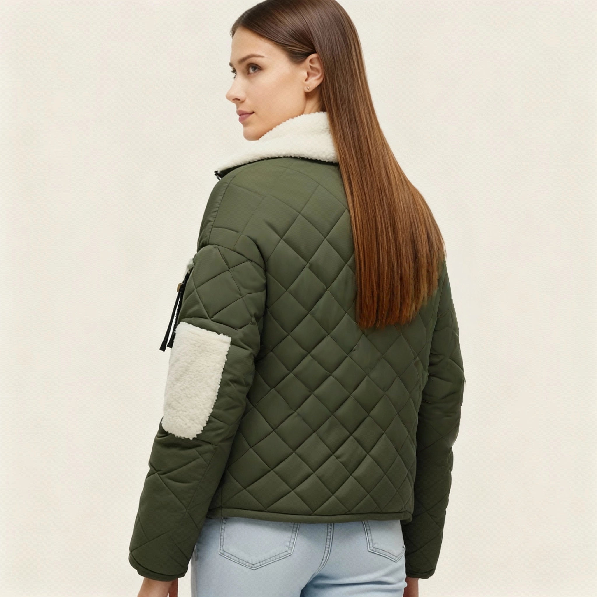 Sage Grid – Giacca Trapuntata Verde con Interno in Pile Bianco e Dettagli Utility
