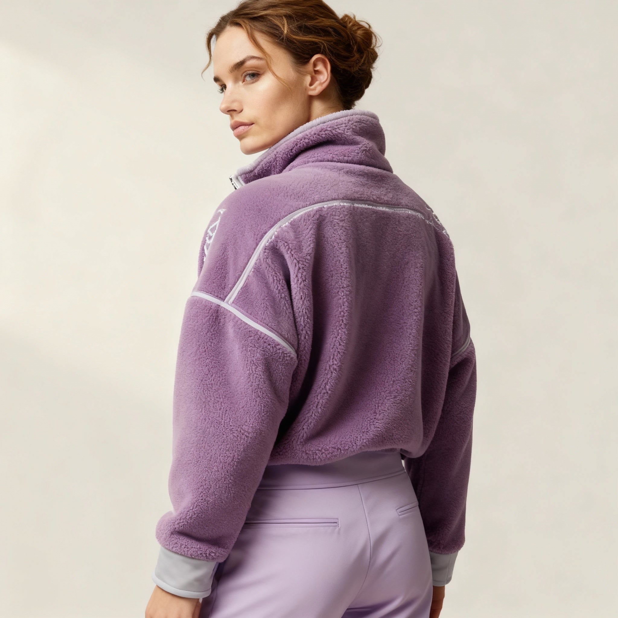 Violet Crest – Pullover Fleece Viola con Zip a Mezza Lunghezza e Dettagli Bianchi