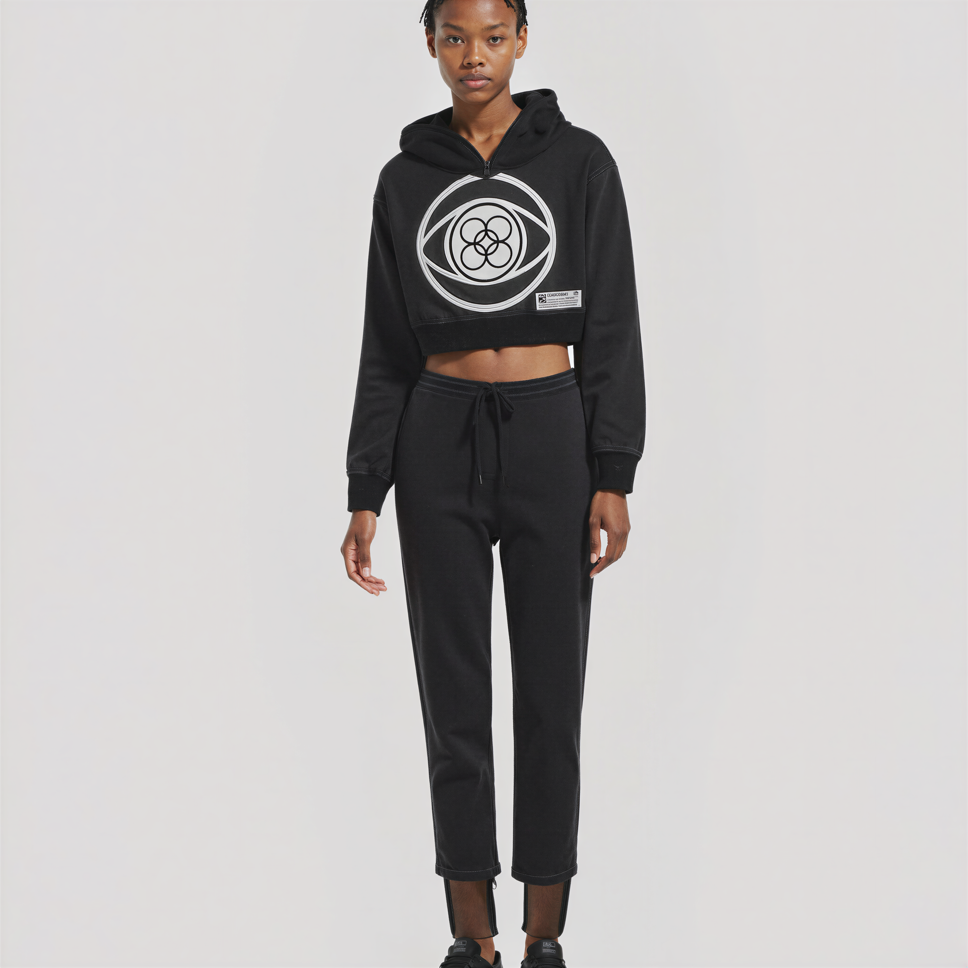 Shadow Flow – Set Sportivo Nero con Grafica Iconica