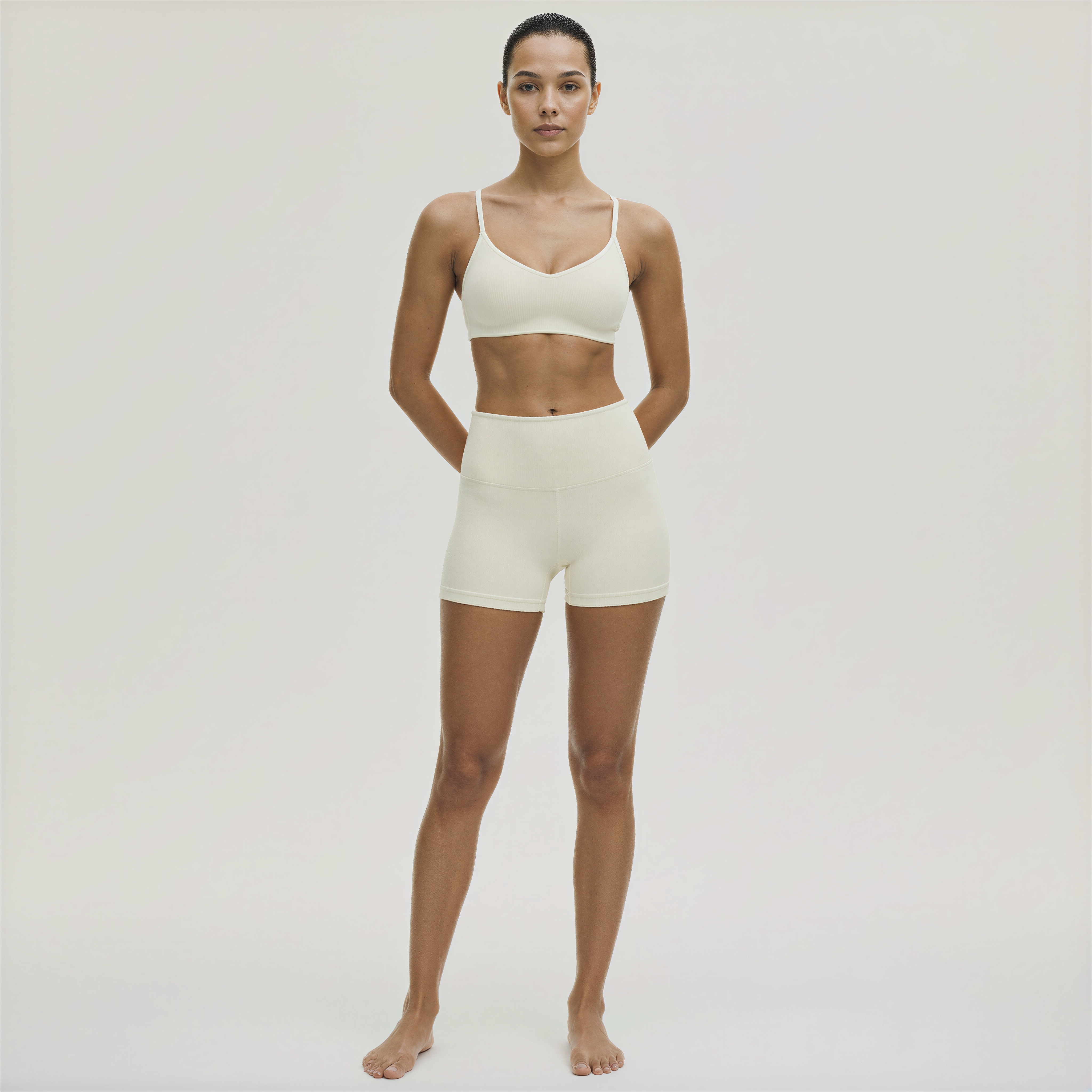 Bare Flow – Coordinato tecnico minimal per corpo e movimento