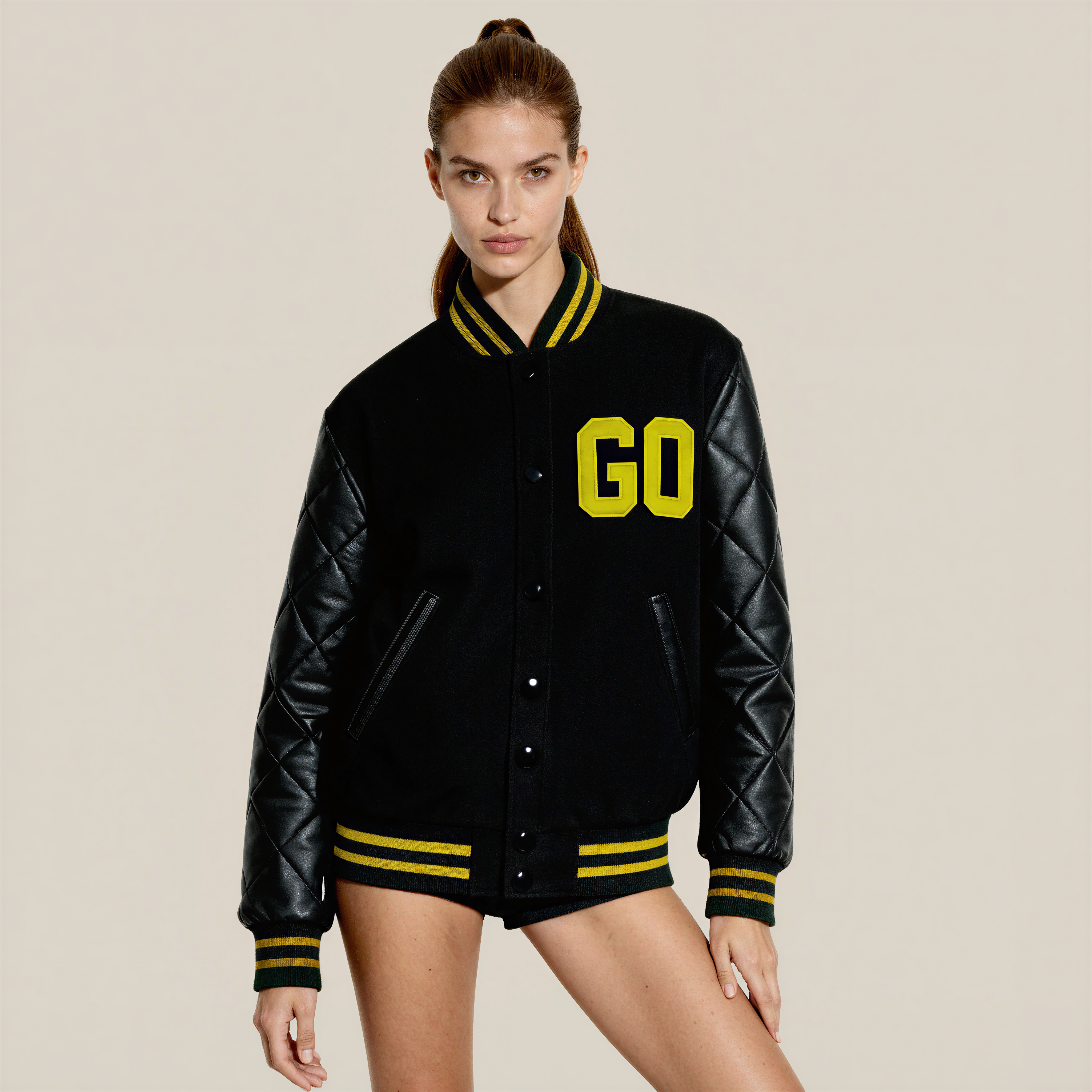GO Varsity Black & Gold – L’eleganza sportiva che non passa inosservata