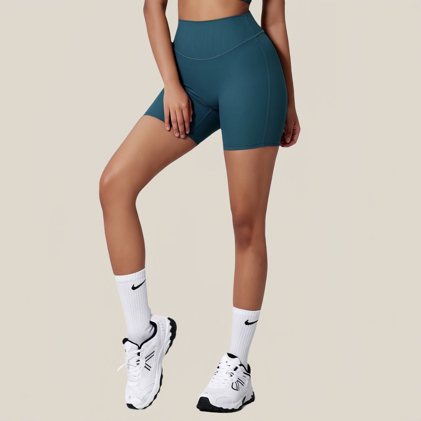 Eleganza e Performance: Shorts Yoga a Vita Alta con Pieghe