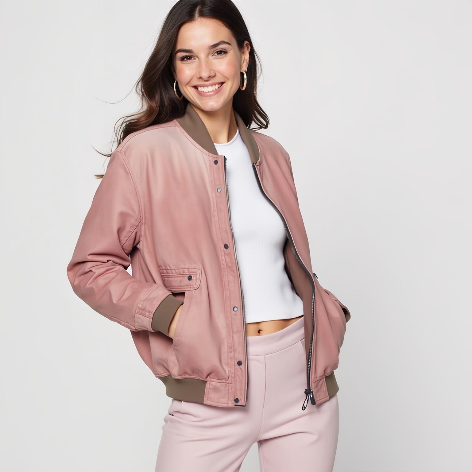 Stile Iconico, Comfort Versatile: La Bomber Rosa Rivisitata