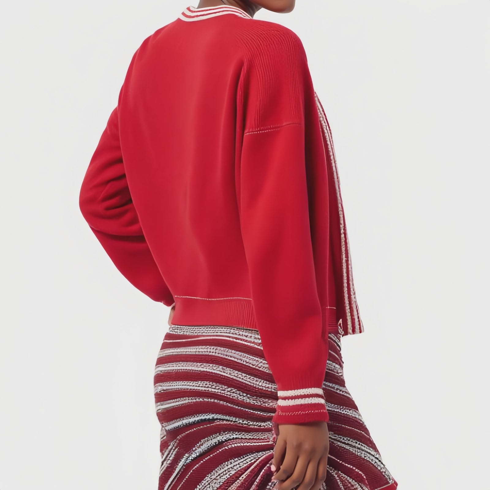 Cardigan Rosso con Dettagli Bianchi a Righe - Stile Classico e Comfort Versatile