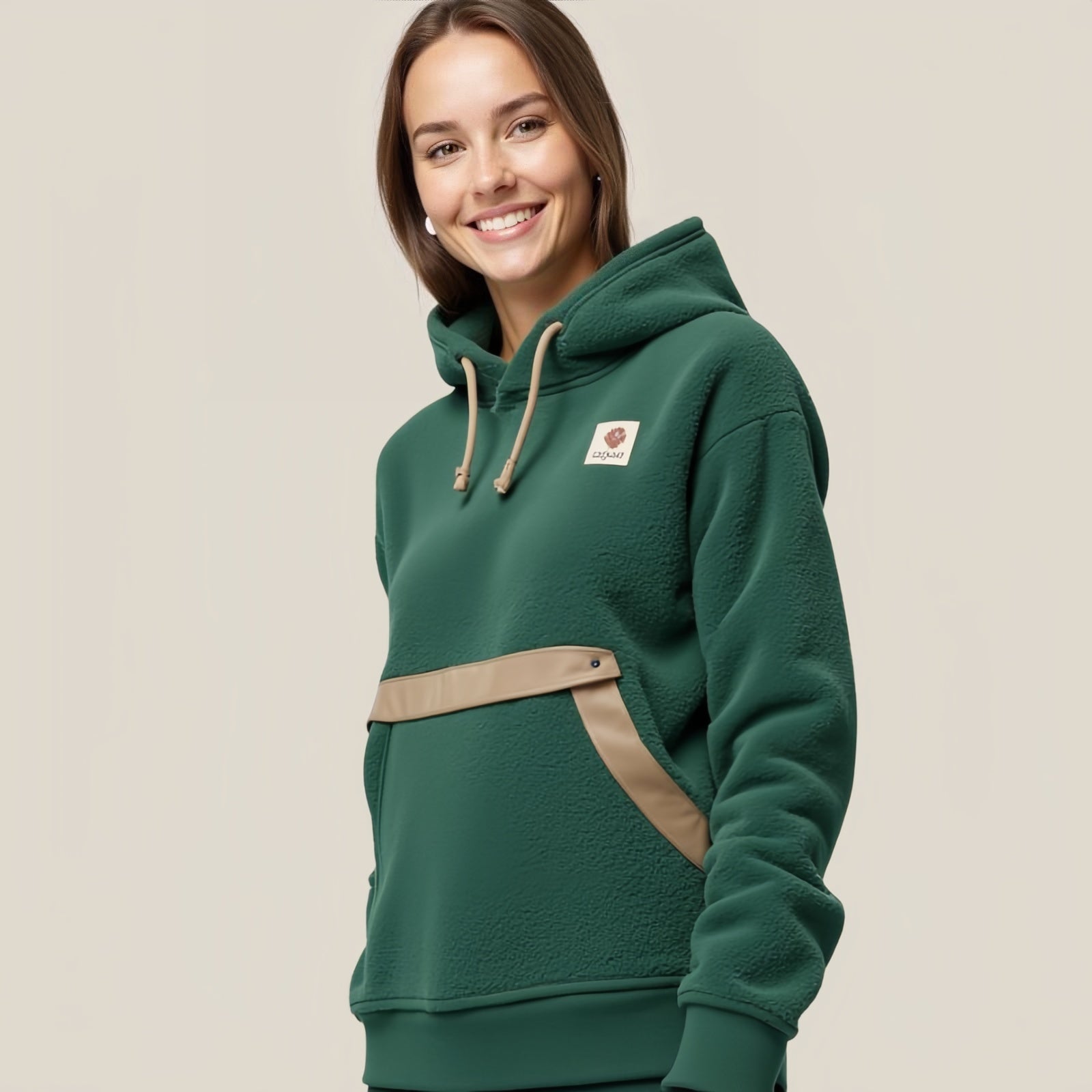 Olive Logo – Felpa con Cappuccio Verde con Patch Ricamato Beige e Tasche Kangaroo