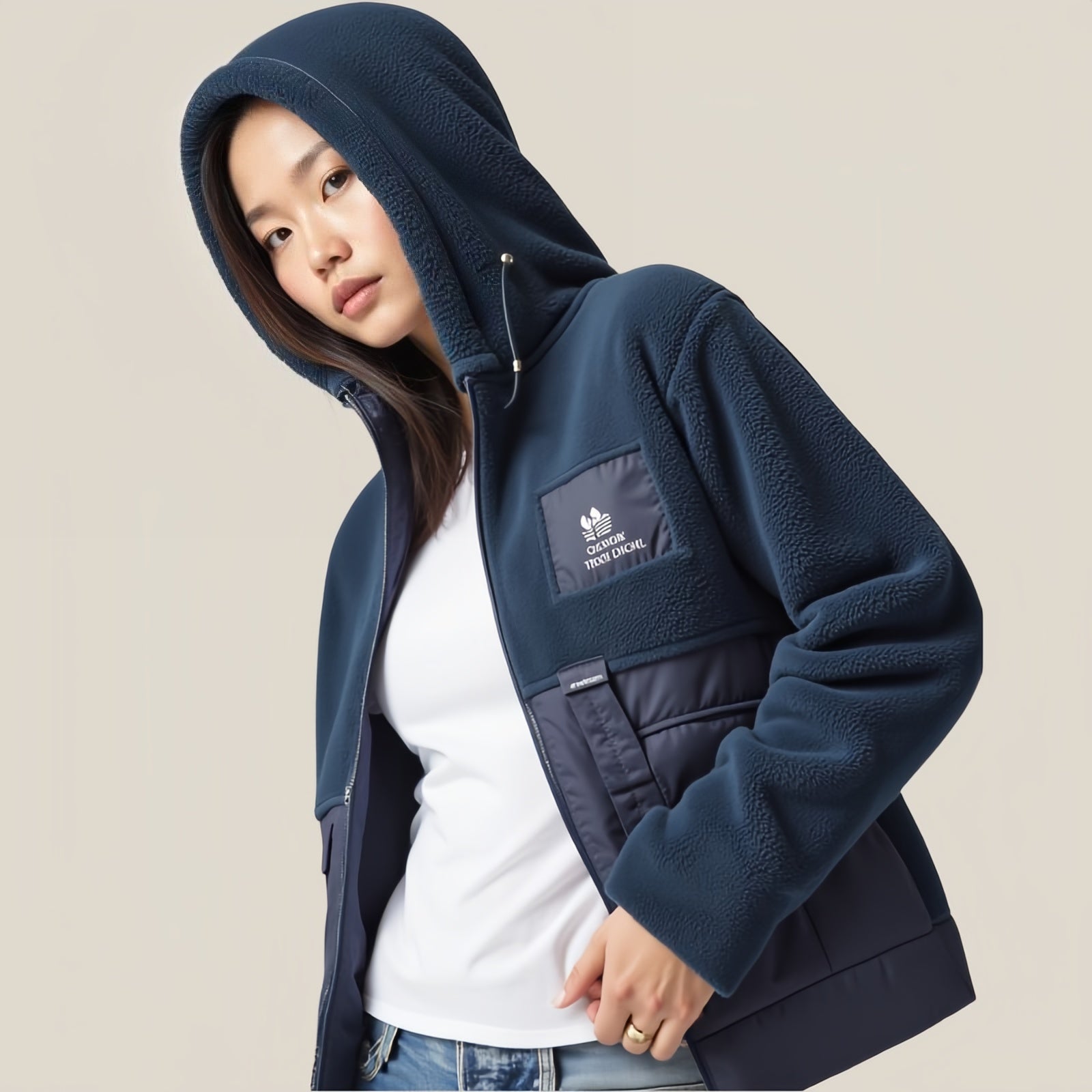Dusk Signal – Giacca con Cappuccio Blu Navy con Pannello Tecnico e Patch Grafico