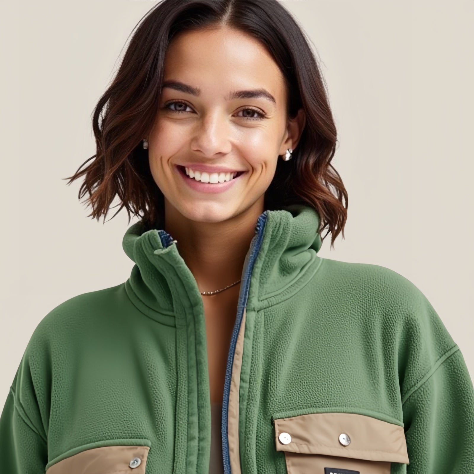 Tommy Jeans Heritage Fleece – Giacca Verde con Tasche Beige e Patch Logo