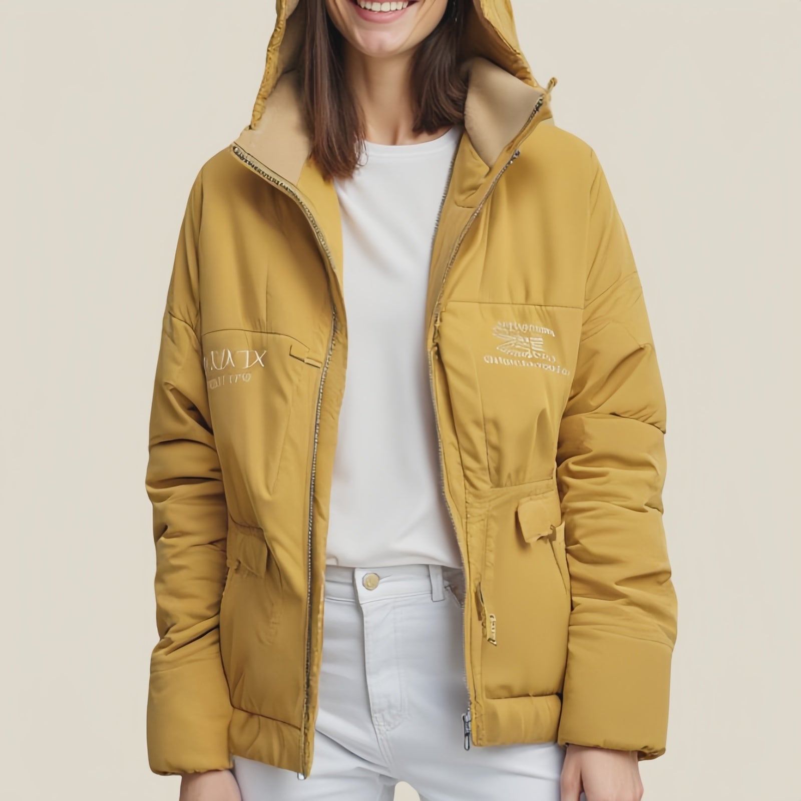 Nomad Heritage Fleece – Giacca Tecnica Giallo Ocra con Cappuccio e Ricami Tipici
