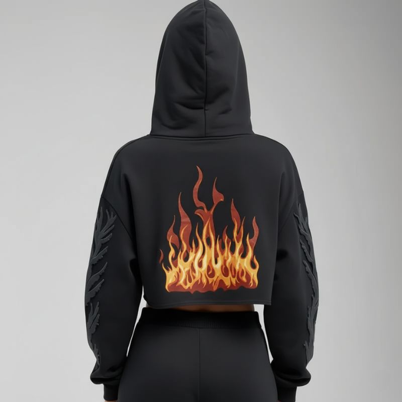 Inferno Crop Hoodie – Felpa Nera con Fiamme Arancioni e Gialle su Petto e Maniche