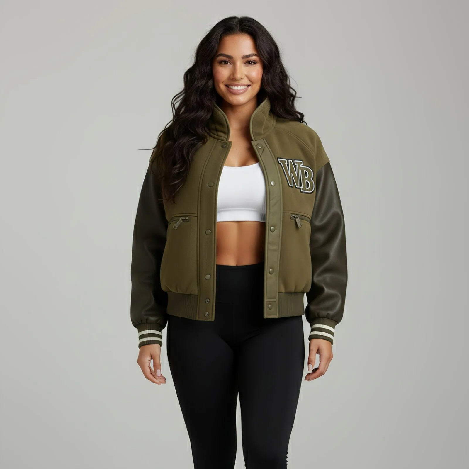 “Gridline WB” – Varsity strutturato con corpo testurizzato e maniche in pelle premium