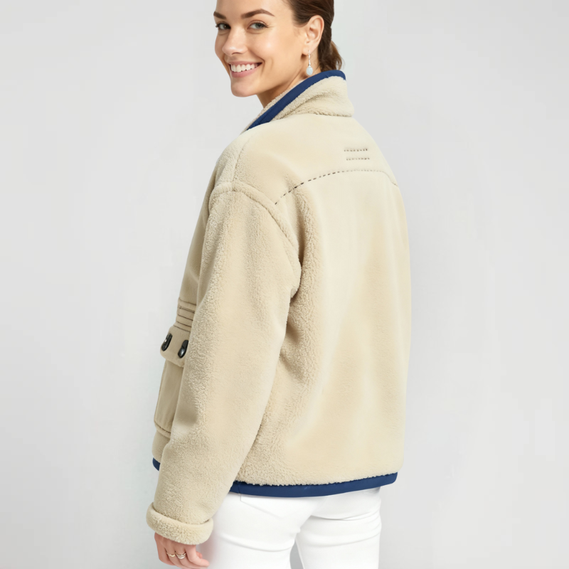 Sand Ridge – Giacca Beige in Pile con Dettagli Blu e Tasche a Patta