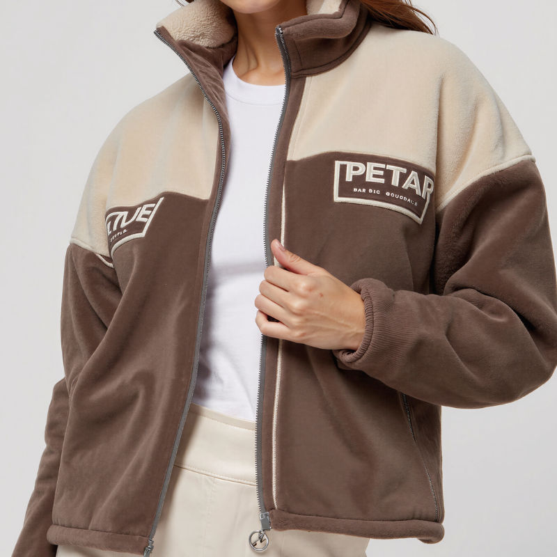 PETAR BAL-AGE Annual – Giacca in Pile Bicolor Beige e Marrone con Zip e Stampa Frontale