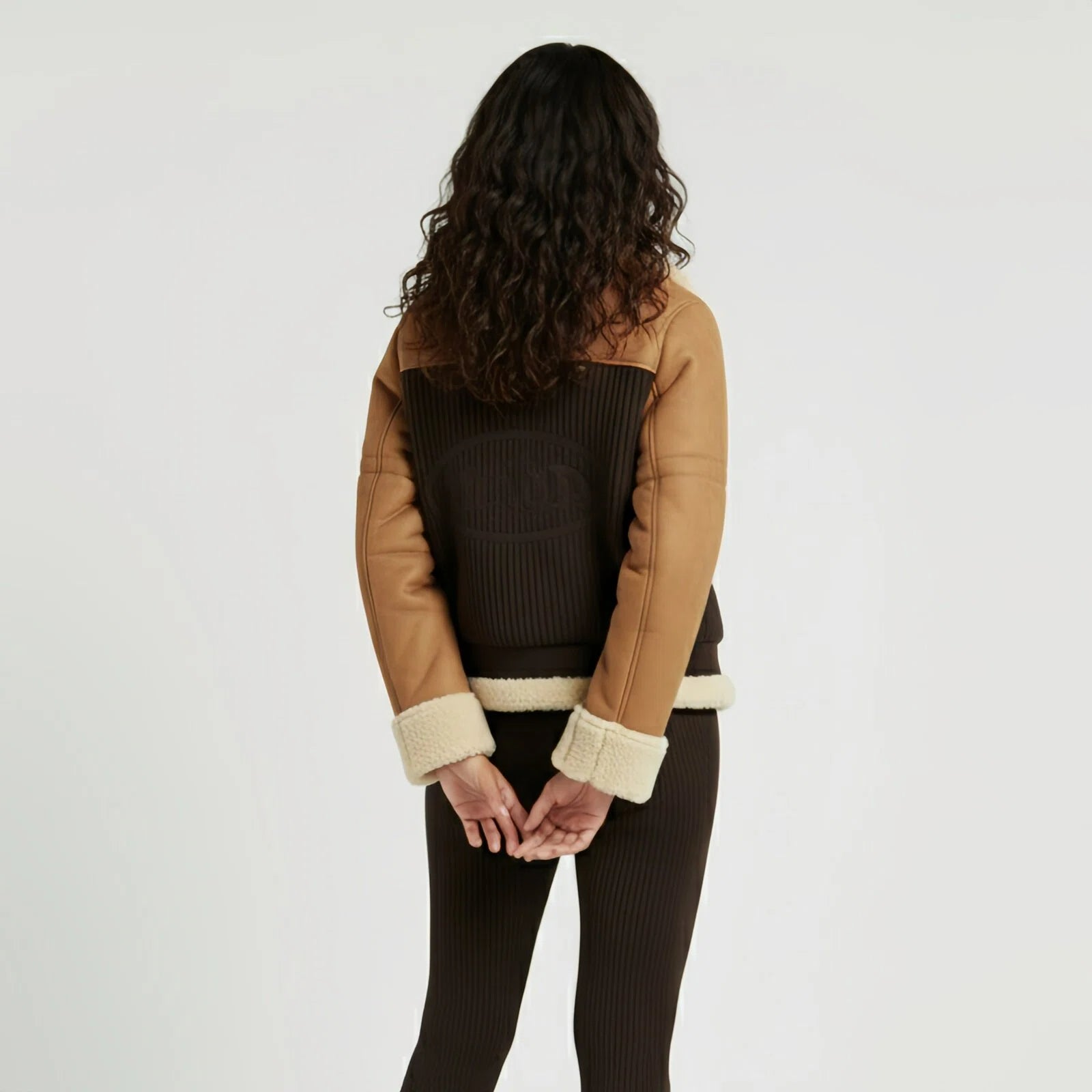 "Tranquility Pilot" – Giacca tecnica in shearling e maglia a coste