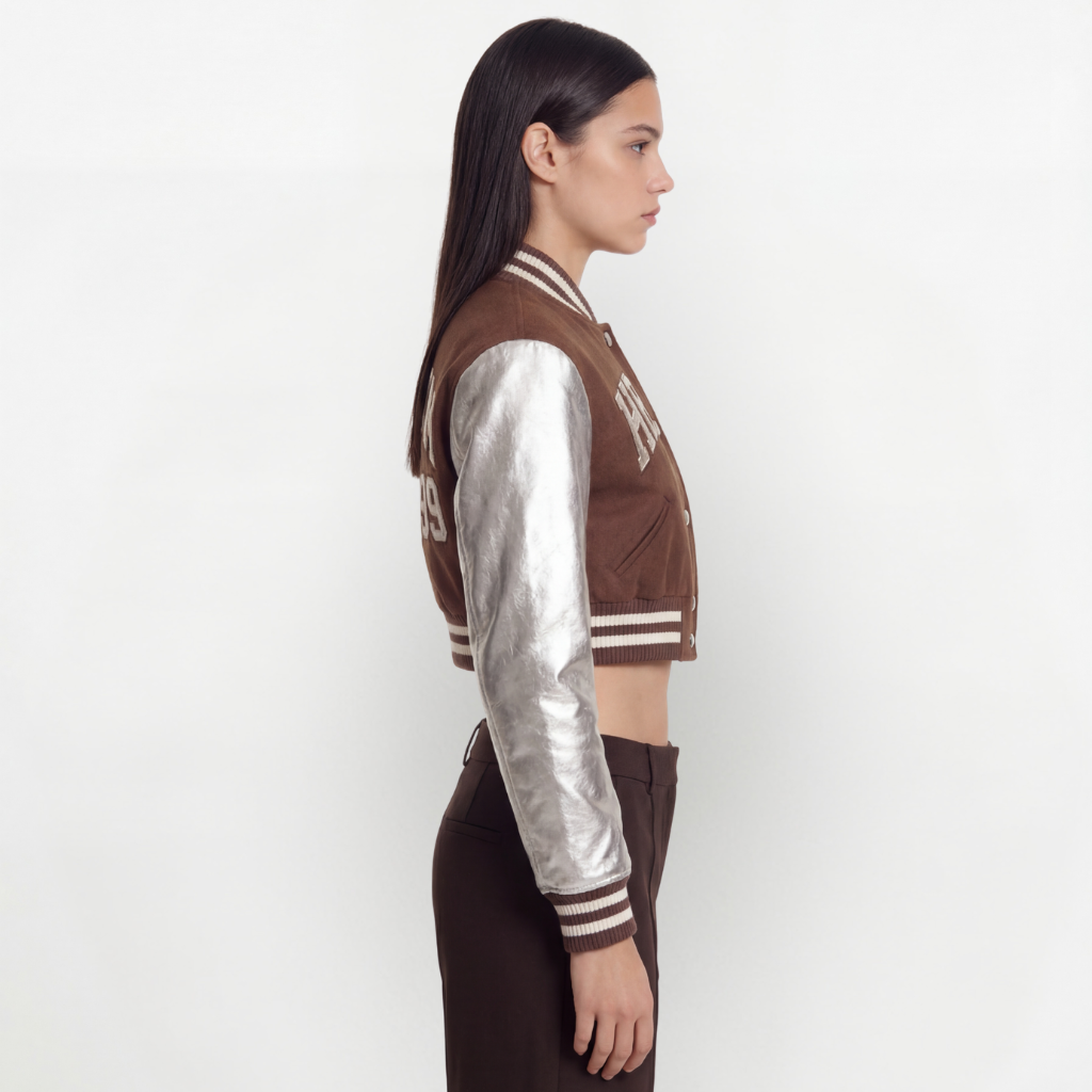 Gomovelive Silver Varsity Cropped — carattere che si indossa