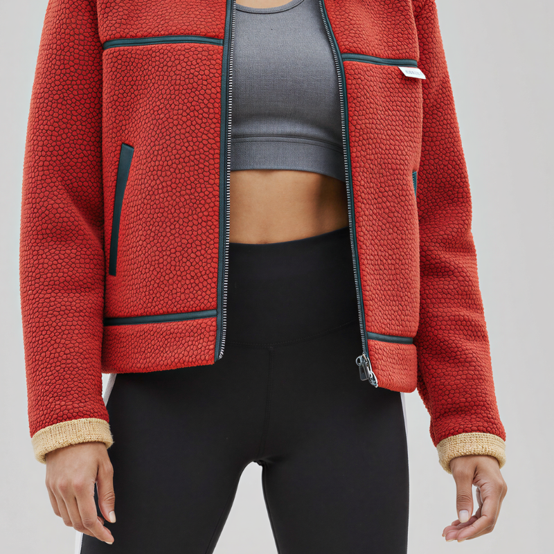 Giacca sportiva in sherpa rosso con dettagli in pelle e finiture sartoriali