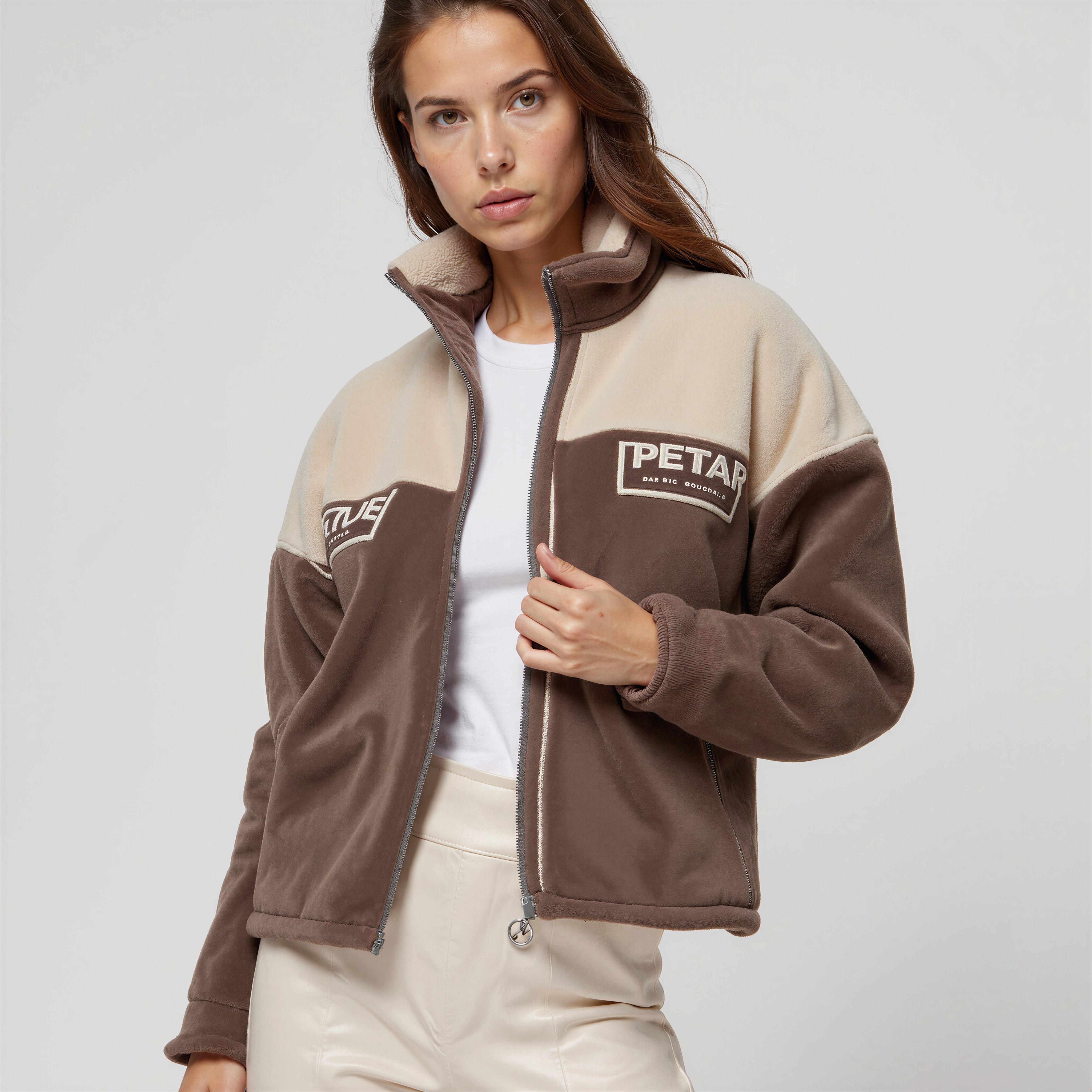 PETAR BAL-AGE Annual – Giacca in Pile Bicolor Beige e Marrone con Zip e Stampa Frontale