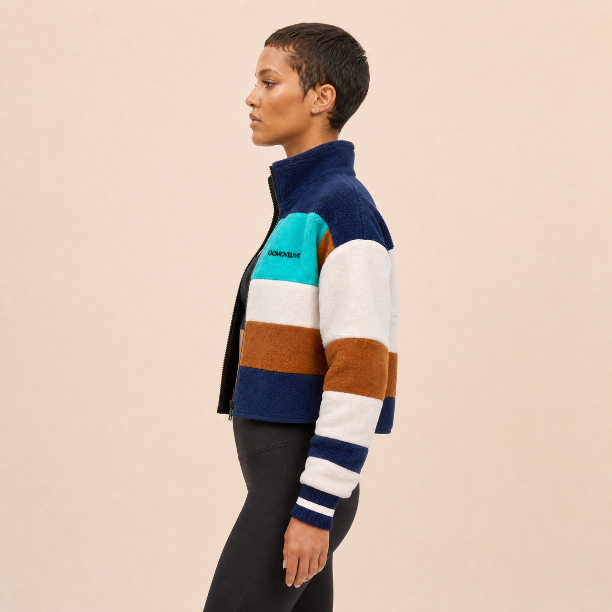La veste polaire à rayures rétro : Énergie et couleur pour chaque aventure