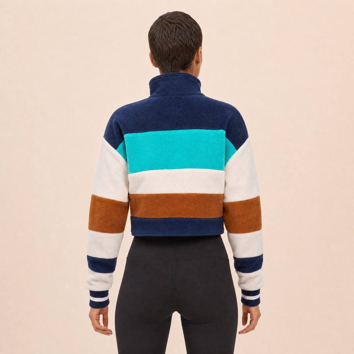 La veste polaire à rayures rétro : Énergie et couleur pour chaque aventure
